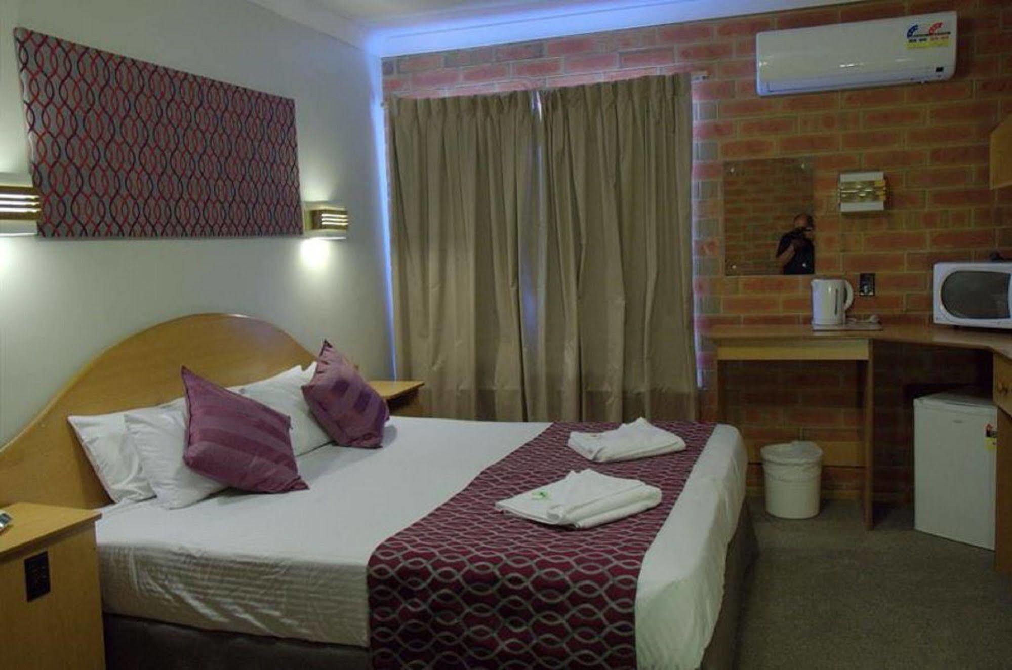 Pooraka Motor Inn Luaran gambar